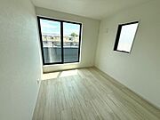 大きな窓から明るい光が差し込む洋室です。シンプルな内装で幅広い家具に合わせやすい空間となっています。窓からは外の景色も楽しめます。清潔感のあるフローリング仕上げです。通風も良好です。