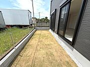 日当たりの良い庭が広がっており様々な用途に活用できます。すっきりとした外観とフェンスが設置されておりプライベート空間も確保しやすいです。隣家との距離感も程よく取られています。