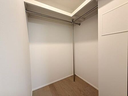 シンプルな内装で使いやすい収納スペースです。整理整頓に役立つパイプハンガーを設置しています。棚やケースも取り入れやすい広さです。床までしっかりとスペースが確保されています。