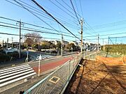 日当たりが期待できる開放感のある土地です。周囲には住宅が立ち並び落ち着いた雰囲気が感じられます。敷地は広々としており自由なプランニングが可能です。整地されておりすぐにご検討いただけます。