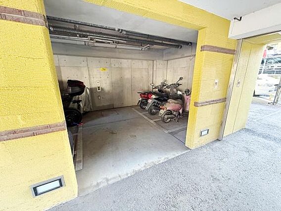 屋根付きのバイ...