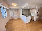 リビングには大きな窓があり明るい光が差し込みます。キッチンは使いやすい対面式です。収納スペースも充実しています。ナチュラルな床材が心地よい雰囲気を演出します。