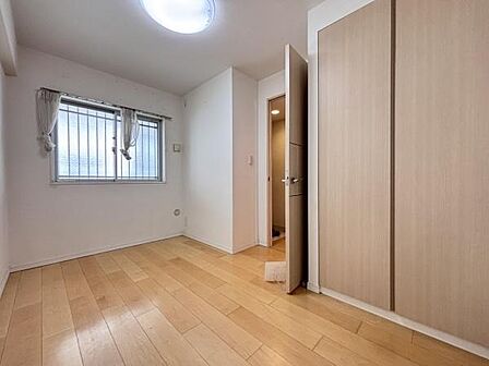 明るい床材が空間を広く感じさせます。シンプルな内装でお好みに合わせたインテリアが可能です。窓からの採光もあり全体的に落ち着いた雰囲気が特長です。収納スペースもしっかり確保されています。