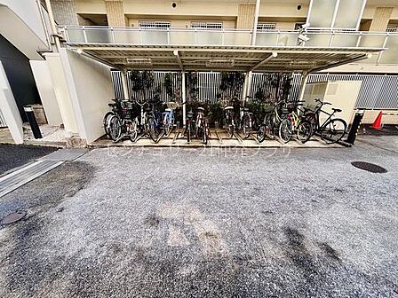 敷地内には屋根付きの駐輪場が設けられており自転車を雨から守ることができます。複数台分のスペースが確保されているため安心して利用できます。自転車ライフに便利な共有設備です。