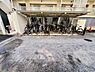その他：敷地内には屋根付きの駐輪場が設けられており自転車を雨から守ることができます。複数台分のスペースが確保されているため安心して利用できます。自転車ライフに便利な共有設備です。