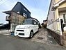 駐車場：幅員4m敷地内に駐車スペースがしっかり確保されています。車の出し入れもしやすい配置です。