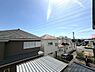 その他：窓から広がる現地からの眺望が開放感を感じさせます。周辺の建物との距離もありプライベート感があります。天気の良い日には空が大きく見え空間の広がりを感じられます。