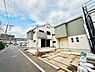 その他：前面道路が広く車の出し入れがしやすい印象です。建物はシンプルなデザインで落ち着いた雰囲気が特徴的です。周辺には住宅やアパートが並んでいます。現地は静かな環境にあります。新築で清潔感のある外観です。