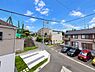 その他：現地からの眺望写真です。周辺は住宅が並び道路も広めでゆとりが感じられます。周囲の建物との距離感もしっかり確保されています。空の広がりも感じられるため圧迫感がありません。