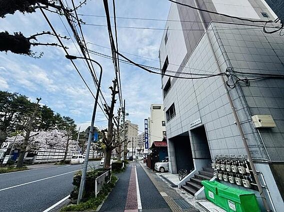 前面道路は広々...
