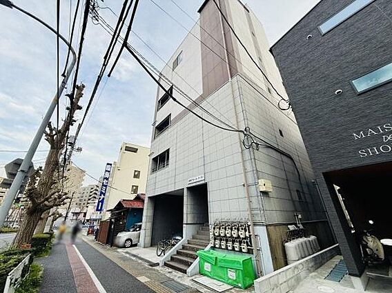 通り沿いに面し...