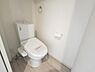 トイレ：明るい色調の内装が印象的なトイレです。壁や床の清潔感のあるデザインが特徴です。