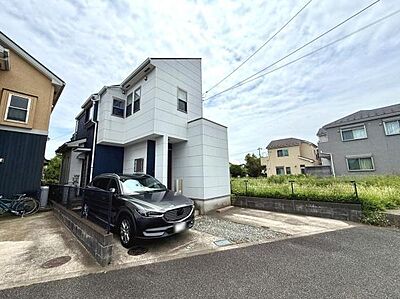 外観:シンプルでモダンな外観が印象的です。清潔感のある白を基調としたデザインがスタイリッシュです。周囲の住宅とも調和した落ち着いた雰囲気が魅力です。駐車スペースもしっかり確保されています。 外観:シンプルでモダンな外観が印象的です。清潔感のある白を基調としたデザインがスタイリッシュです。周囲の住宅とも調和した落ち着いた雰囲気が魅力です。駐車スペースもしっかり確保されています。