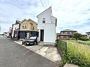 前面道路が広く車の出入りがしやすい現地です。周辺には戸建て住宅が並び落ち着いた雰囲気です。敷地も整形で活用しやすい形状となっています。隣接する土地も開けており開放感があります。