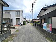 落ち着いた住宅地に位置し前面道路は交通量が少なめです。周辺には戸建てが並び整った街並みが印象的です。空が広く感じられ開放的な雰囲気があります。電柱や配線も整然としておりすっきりとした道路環境です。