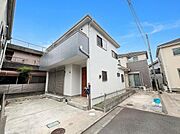シンプルなデザインが特徴の外観です。清潔感ある白を基調とした外壁が目を引きます。広々とした駐車スペースも確保されております。周辺の建物との調和が取れた外観です。玄関周りもすっきりとまとまっています。