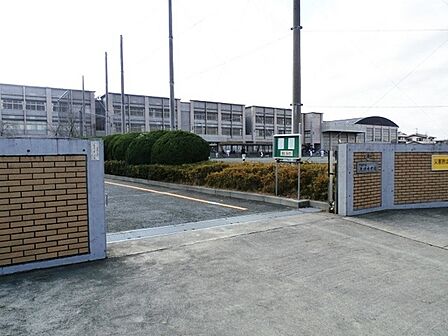 片瀬中学校まで1815m