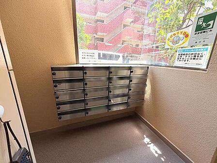 共用部に設置された郵便受けは各住戸ごとに分かれており安心して郵便物の受け取りが可能です。明るい場所に配置されているので出入りの際にも分かりやすく便利です。ステンレス素材でお手入れもしやすい仕様です。