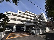 敷地内に駐車場が設けられており車の出し入れがスムーズに行えます。駐車スペースが複数台分確保されていますので利便性があります。建物のすぐそばで車の管理がしやすく移動も楽です。雨の日もアクセスが良好です。