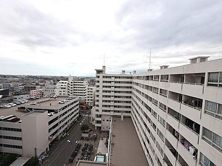 広々とした眺望が広がり周辺の街並みや建物の様子をしっかり確認できます。現地からの眺望を活かした開放的な印象が魅力です。空の広がりも感じられ落ち着いた雰囲気が漂っています。
