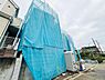 その他：建築中の建物の様子が確認できます。周囲は閑静な住宅街で整った街並みが印象的です。道路沿いに位置し通行しやすい環境が特徴です。近隣にも住宅が建ち並んでいる点が安心感につながります。