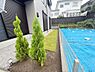 その他：緑豊かな植栽が印象的な庭です。日当たりの良いスペースでシンプルなデザインが特徴です。隣地との間にフェンスが設けられており安心感があります。手入れしやすい芝生の配置がポイントです。
