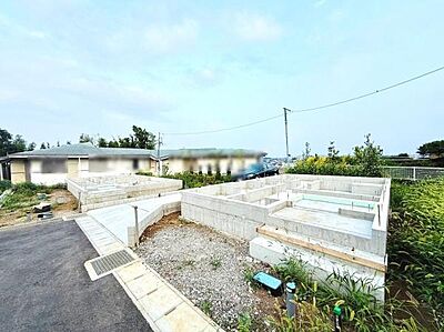 外観:開放感のある外観写真です。閑静な雰囲気で道幅も十分に確保されています。建物の基礎部分が整然と配置されておりこれからの建築が楽しみな一画です。周囲の緑も印象的です。 外観:開放感のある外観写真です。閑静な雰囲気で道幅も十分に確保されています。建物の基礎部分が整然と配置されておりこれからの建築が楽しみな一画です。周囲の緑も印象的です。