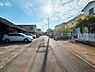 その他：前面道路がしっかりと舗装されており周囲には住宅が整然と並んでいます。日当たりの良さが感じられる明るい通りです。周辺は車の通行もスムーズで道路幅にゆとりがあります。