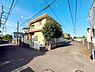 その他：2方向の道路に面しているため開放的な角地となっています。周囲には遮るものが少なく日差しがしっかり入ります。街並みに馴染む落ち着いた外観が魅力です。駐車スペースが設けられています。