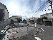開放感のある前面道路に面した現地写真です。周囲には住宅が並び整然とした街並みが広がっています。