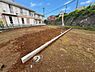 その他：周囲は静かな住宅街に位置しており開放感のある土地です。隣接地との距離も確保されていてゆったりとした印象があります。