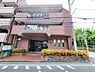 その他：落ち着いた雰囲気のレンガ調外観が特徴的です。複数のバルコニーがあり日当たりにも配慮されています。エントランスは広々としており管理が行き届いています。建物前の植栽が季節感を感じさせます。