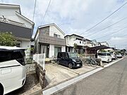 前面道路が広く車の出し入れがしやすい環境です。現地は落ち着いた住宅街に位置しており隣接する住宅との距離も確保されています。駐車スペースもあり利便性が感じられます。