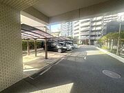 屋根付きの駐車場が備わっており愛車を雨や日差しから守ることができます。複数台分のスペースが確保されているため車の出し入れもスムーズです。敷地内に駐車場が設けられているので移動も便利です。