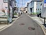 その他：前面道路は舗装されており周辺は静かな住宅街となっています。車両の出入りがしやすく駐車スペースも確保されています。道路幅もゆとりがあり日常の利用に適しています。周囲には住宅が立ち並んでいます。