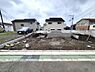 その他：落ち着いた住宅街に位置し周囲には同じような戸建て住宅が並んでいます。整った区画に加え道路との段差もほとんどありません。前面道路は舗装されており日常の出入りもしやすい環境です。