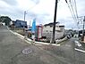 その他：敷地前面には舗装された道路が広がり車両の進入もスムーズです。交差点に面した角地で目の前の道路は見通しが良好です。周辺には住宅が建ち並び落ち着いた環境が感じられます。