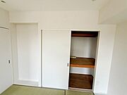 シンプルで使いやすい収納スペースが確保されています。押入れの奥行きがあるためさまざまなものを整理して収納できます。引き戸はお部屋のスペースを有効に使うことができます。棚付きで小物も置けて便利です。
