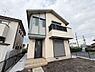 その他：シンプルで落ち着いた外観デザインが特徴です。広めの玄関アプローチが設けられ毎日の出入りも快適です。2階にはバルコニーが設置され日当たりも期待できます。シャッター付き窓が防犯面にも配慮されています。