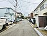 その他：落ち着いた住宅街の前面道路を撮影した写真です。車通りが少なく静かな環境が感じられます。周囲は整った住宅が並び生活のしやすさがうかがえます。道路幅もゆったりとしていますのでゆとりある雰囲気が伝わります。