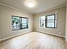 子供部屋：二面に窓があり外からの自然光を取り入れやすい子供部屋です。壁や床の色合いが柔らかく落ち着いた雰囲気が広がります。シンプルな内装なのでお好みに合わせたレイアウトが可能です。