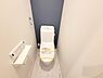 トイレ：シンプルなデザインが印象的なトイレです。壁面のアクセントカラーが空間を引き締めます。床の素材は清掃がしやすそうです。手元操作がしやすいリモコンタイプです。使い勝手を考えた配置になっています。