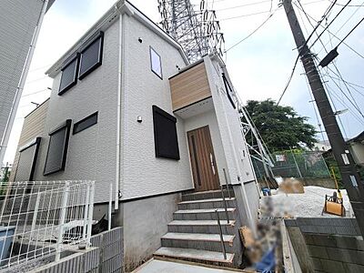 外観:シンプルで清潔感のある外観が特徴です。段差のあるアプローチが玄関への動線を確保しています。落ち着いた色合いの外壁が周囲と調和しています。複数の窓があり外からの光も取り入れやすいデザインです。 外観:シンプルで清潔感のある外観が特徴です。段差のあるアプローチが玄関への動線を確保しています。落ち着いた色合いの外壁が周囲と調和しています。複数の窓があり外からの光も取り入れやすいデザインです。
