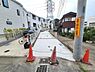 その他：前面道路は幅員があり車の出入りに配慮されています。周囲は住宅が整然と並び落ち着いた街並みです。道路は舗装されており歩行や車両の通行がしやすい環境です。電柱や配線も整備されインフラがしっかりしています。