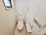 トイレ：清潔感のある白を基調としたトイレです。小窓から自然光が入り換気も行いやすい設計です。小物を置けるカウンターや収納スペースも備えています。床や壁も手入れがしやすい仕様となっています。