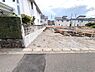 その他：整備されたアプローチが特徴の外観です。周囲の住宅街とも調和し落ち着いた雰囲気が漂います。前面道路との高低差が少なく出入りがしやすい場所です。敷地内もゆったりとしており用途に合わせた活用が可能です。