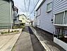 その他：現地周辺は落ち着いた住宅街で前面道路は整備されています。幅員もあり車の通行もスムーズに感じられます。日当たりも良好で明るい雰囲気が特徴的です。近隣の建物も整った印象があります。