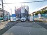 その他：現在建築中の物件現地と前面道路の様子です。現地は車の出入りがしやすく道路幅員も十分に確保されています。周囲には住宅や施設があり落ち着いた環境です。現地の状況をご確認いただけます。