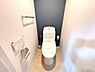 トイレ：トイレはシンプルなデザインで落ち着いた配色が特徴です。壁面の色使いが空間にアクセントを加えています。床や壁が明るい色調で清潔感を感じられます。