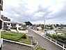その他：開放感のある現地からの眺望を楽しめます。遠くまで広がる景色が印象的です。道路や住宅が整然と配置されており落ち着いた雰囲気が漂います。周辺の住宅街の様子も見渡せるのが特徴です。